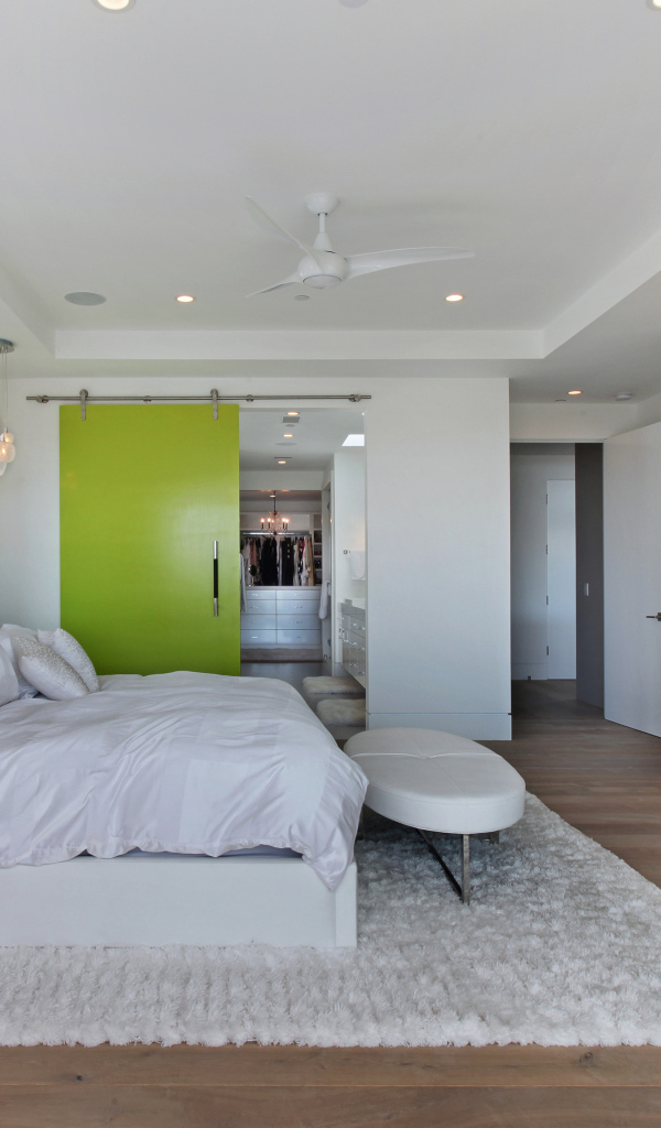 Большая светлая спальная комната с камином