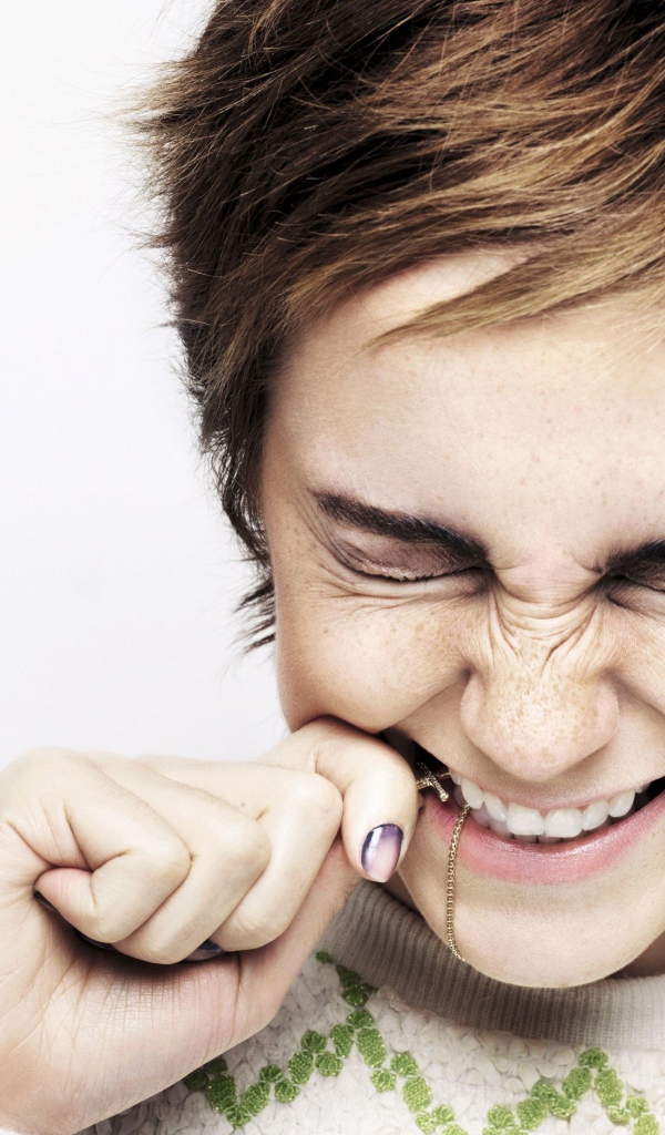 Смеющаяся актриса Эмма Уотсон с короткой стрижкой