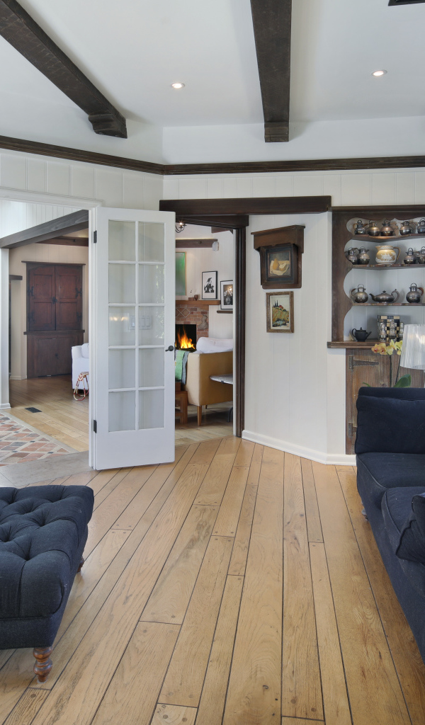 Гостиная комната с большим черным диваном