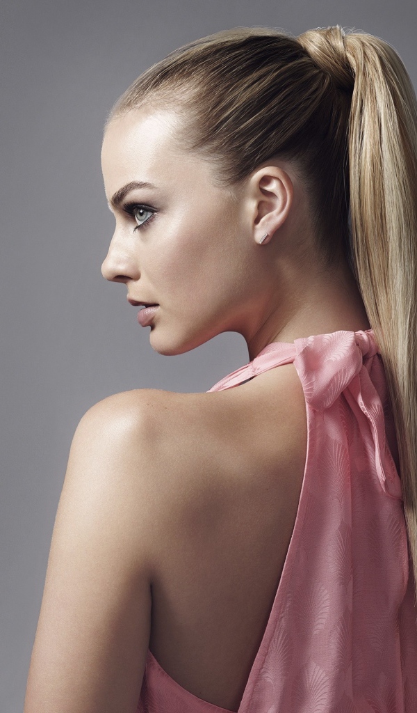 Длинноволосая блондинка актриса Марго Робби фото на сером фоне