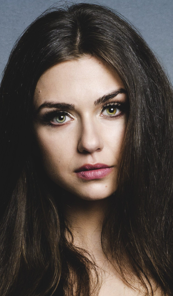 Длинноволосая зеленоглазая брюнетка, актриса Виктория Конфал