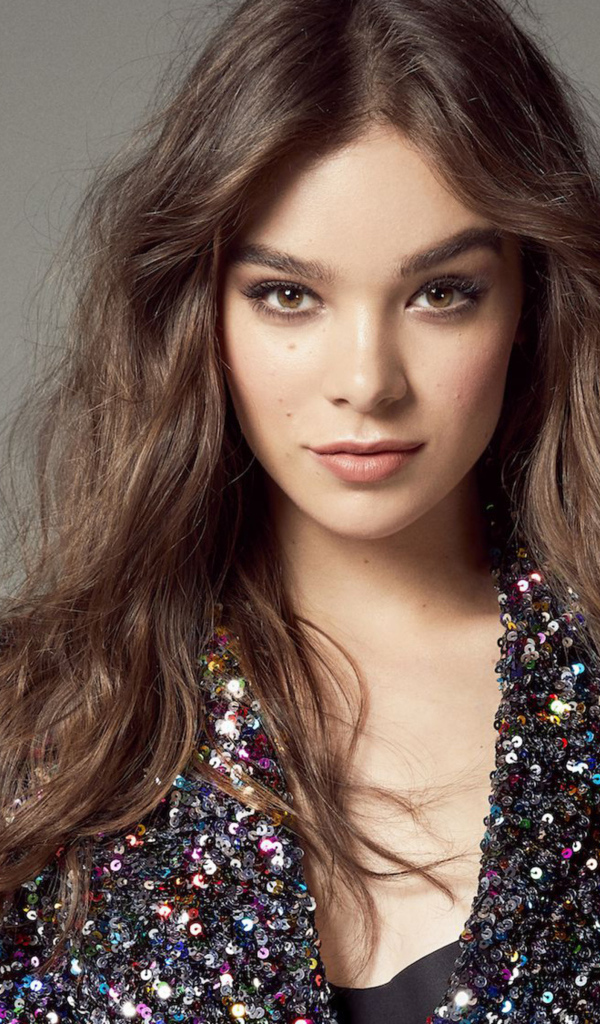 Длинноволосая девушка, актриса Хейли Стейнфилд