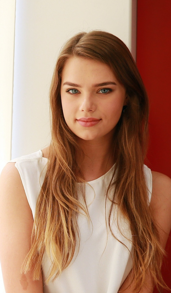 Милая длинноволосая девушка актриса Индиана Эванс