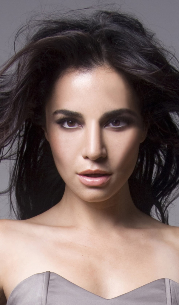 Мексиканская актриса Марта Игареда на сером фоне