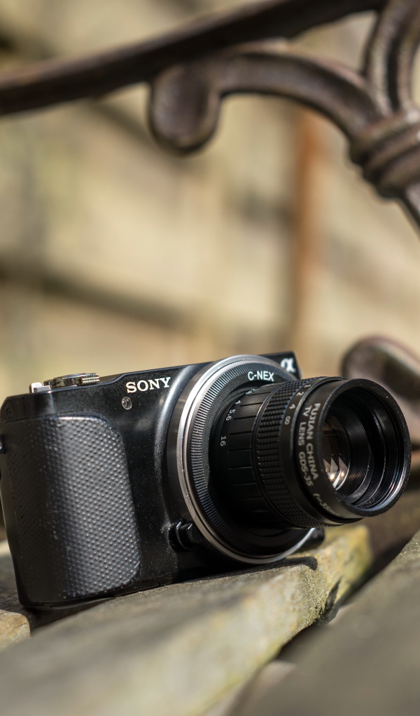 Старый фотоаппарат SONY на деревянной лавке