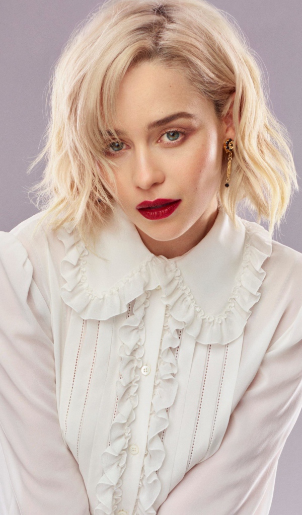 Популярная актриса Эмилия Кларк блондинка