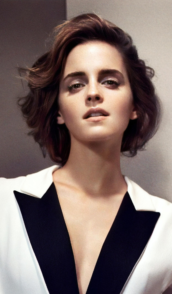 Популярная актриса Эмма Уотсон в пиджаке