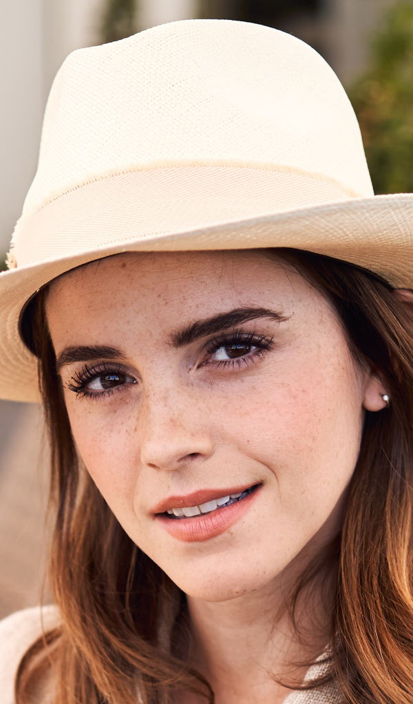 Популярная актриса Эмма Уотсон в белой шляпе