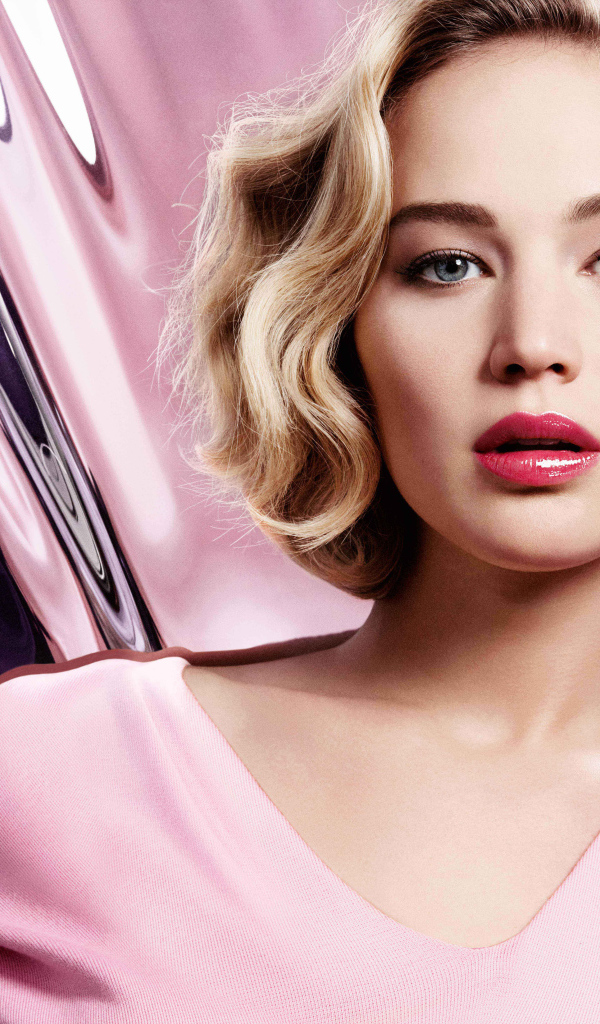 Популярная актриса Дженнифер Лоуренс с блеском для губ в руках