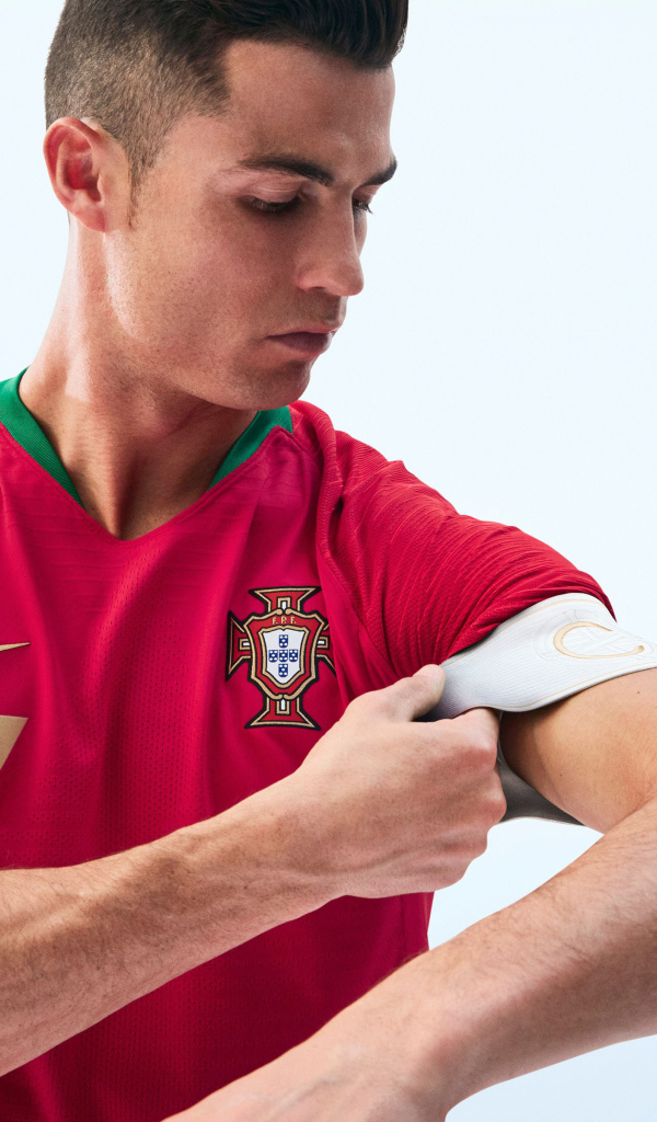 Популярный футболист Криштиану Роналду поправляет форму