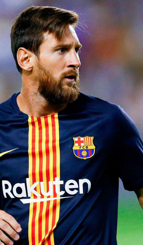 Популярный футболист Лионель Месси с бородой на футбольном поле