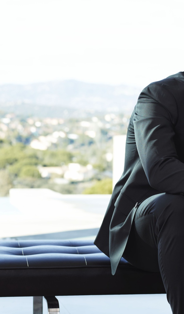 Популярный футболист Криштиану Роналду в костюме