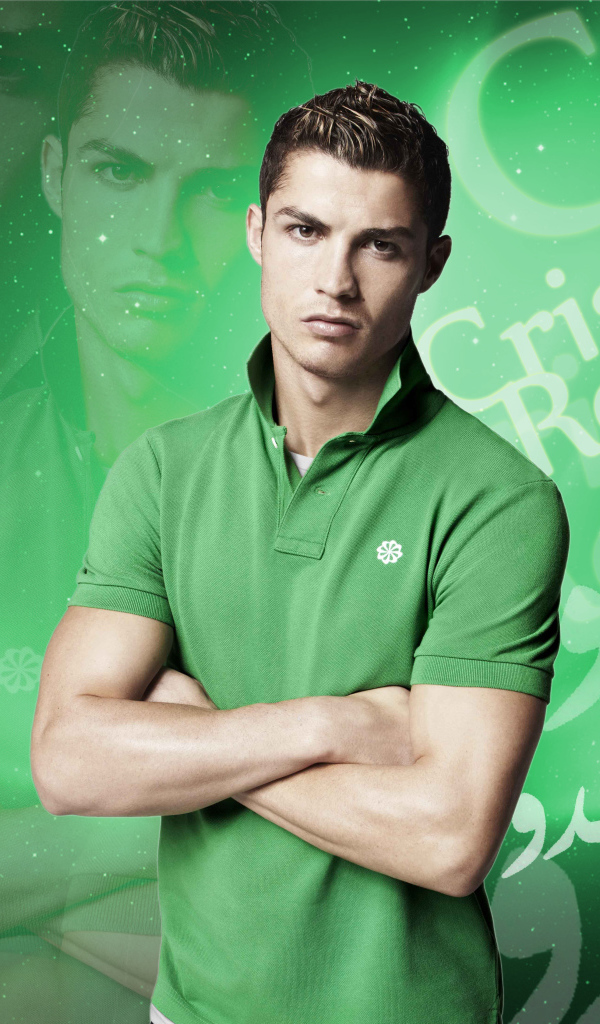 Популярный футболист Криштиану Роналду фото на зеленом фоне