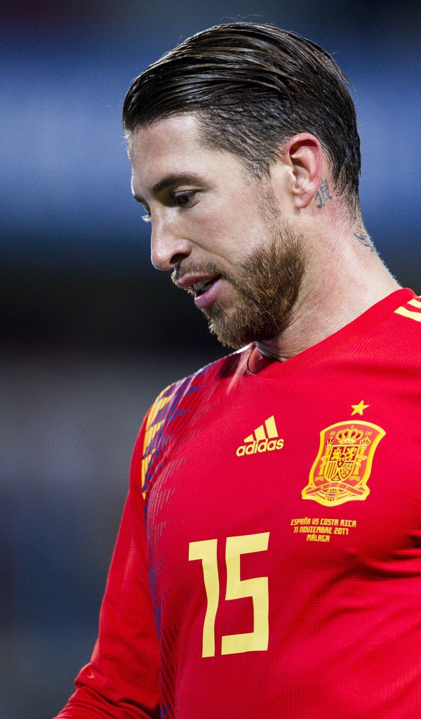 Популярный футболист Серхио Рамос на футбольном поле