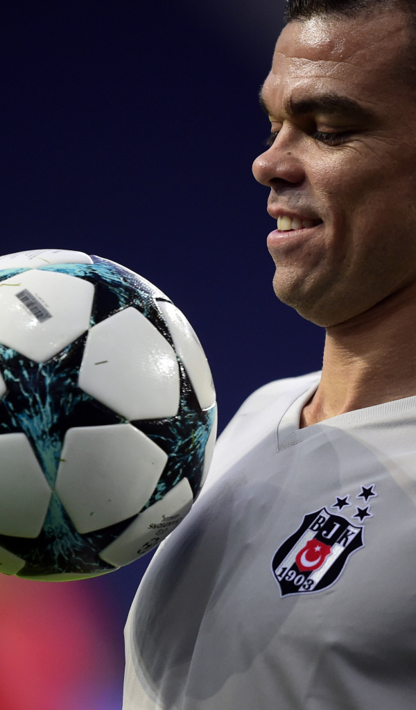 Португальский футболист Пепе с мячом