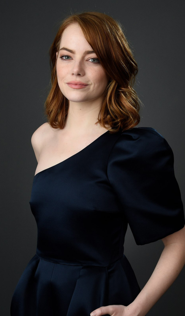 Рыжеволосая актриса Эмма Стоун в черном платье