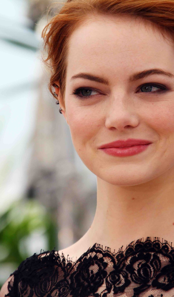 Рыжеволосая улыбающаяся девушка, актриса Эмма Стоун 2018