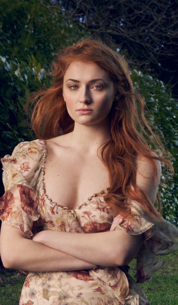 Рыжеволосая актриса Софи Тёрнер в парке