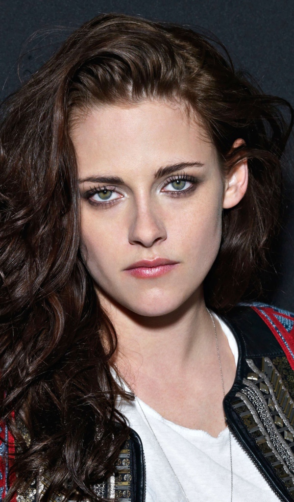 Грустная актриса Кристен Стюарт на сером фоне