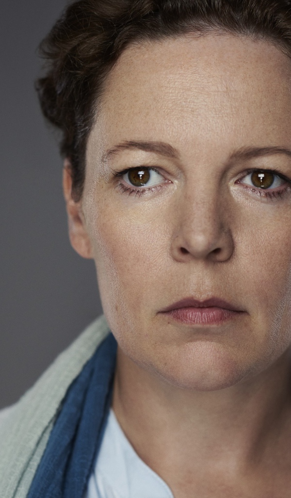 Грустная актриса Оливия Колман на сером фоне