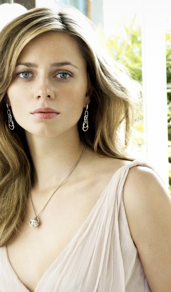 Грустная блондинка, актриса Мейв Дермоди