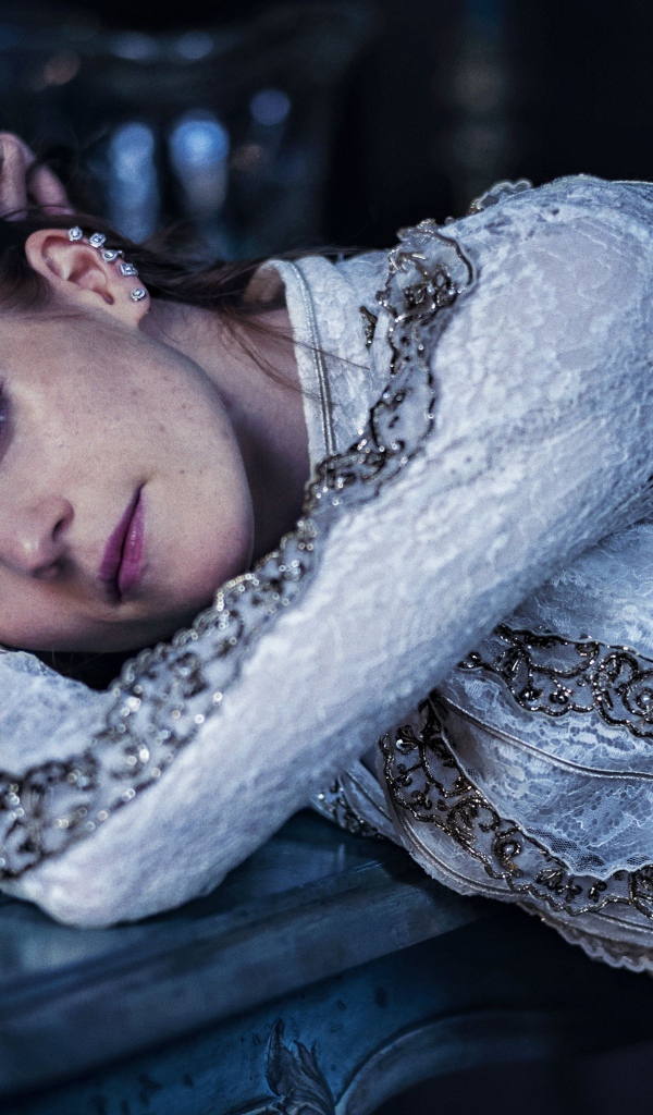 Грустная девушка, актриса Роуз Лесли