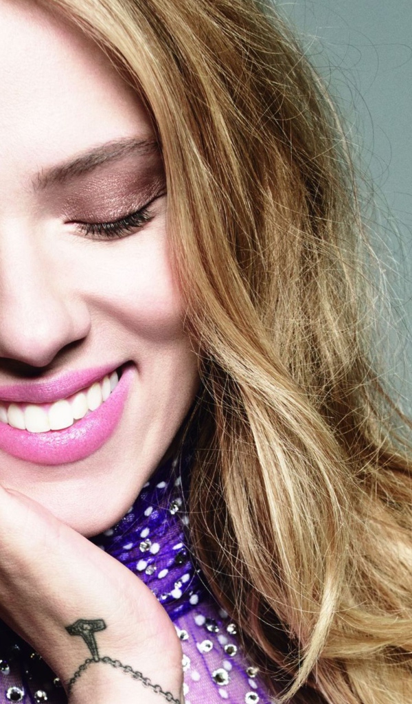 Улыбающаяся актриса Скарлетт Йоханссон