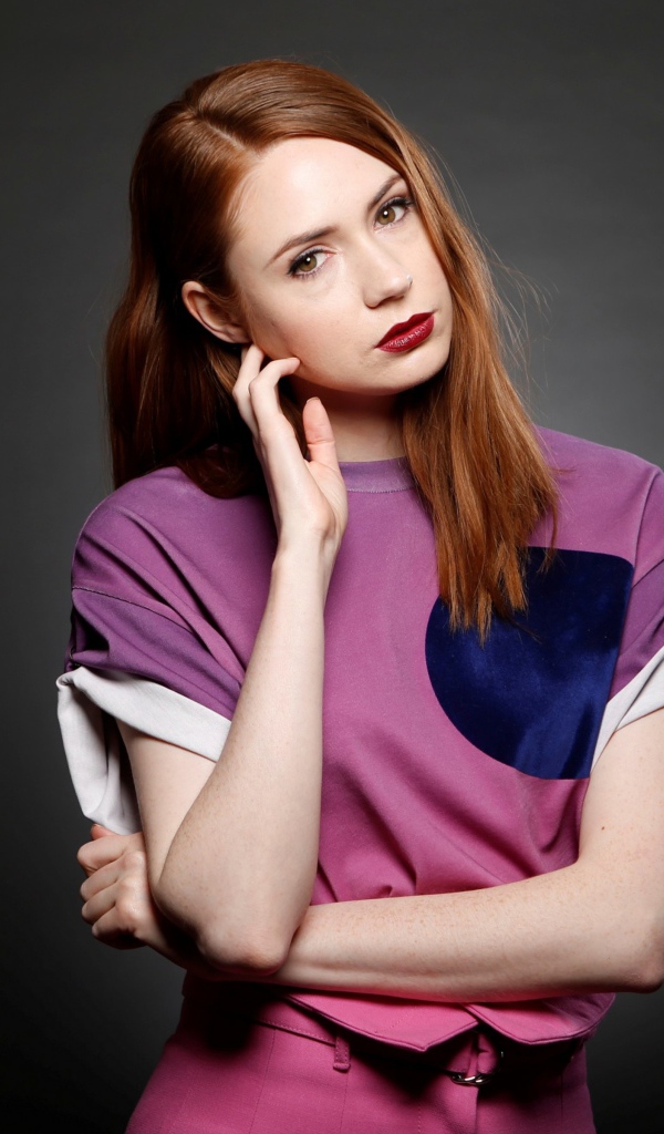 Шотландская актриса Карен Гиллан на сером фоне