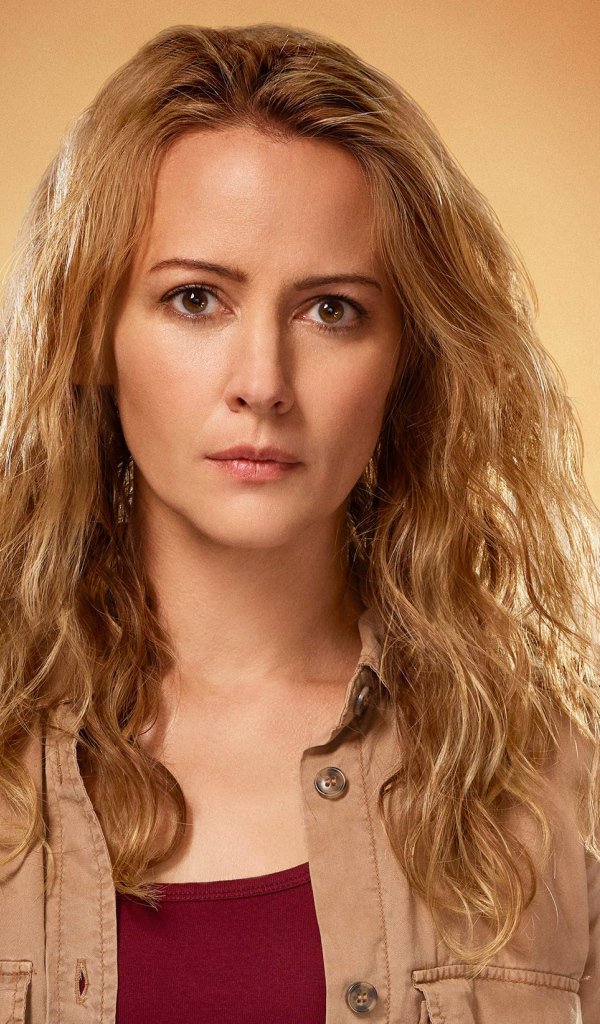 Серьезная американская актриса Эми Экер