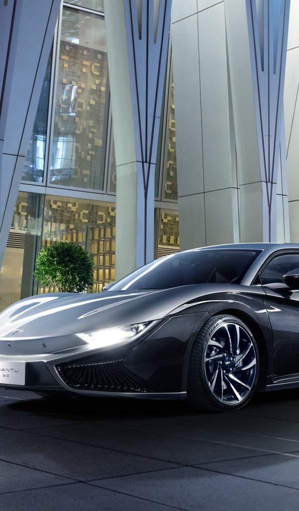 Серебристый электрический суперкар Qiantu K50