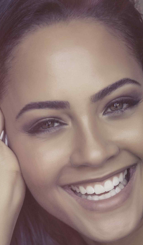 Улыбающаяся американская актриса Тристин Мэйс