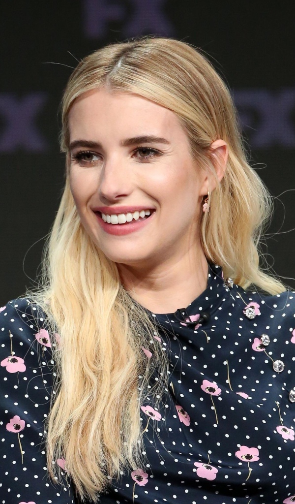 Улыбающаяся актриса Эмма Робертс