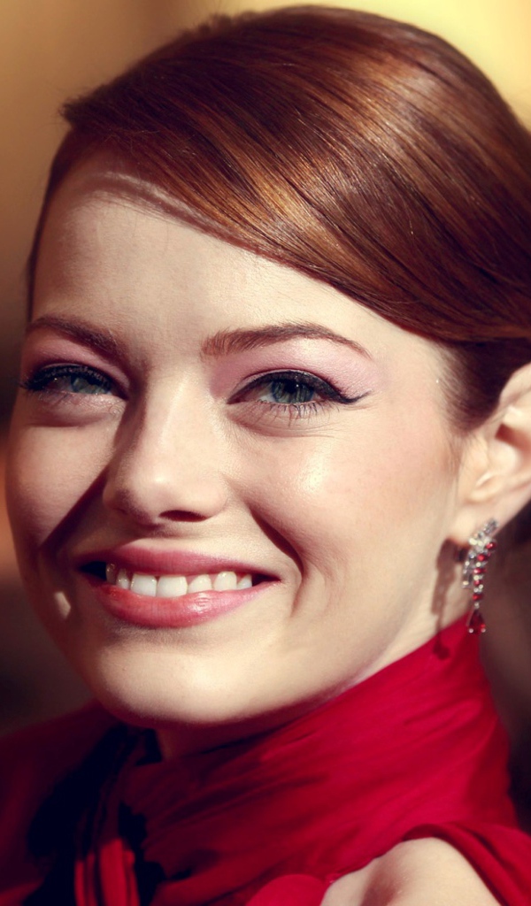 Улыбающаяся актриса Эмма Стоун