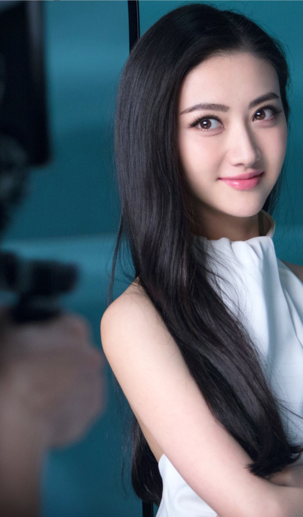 Улыбающаяся актриса Цзин Тянь