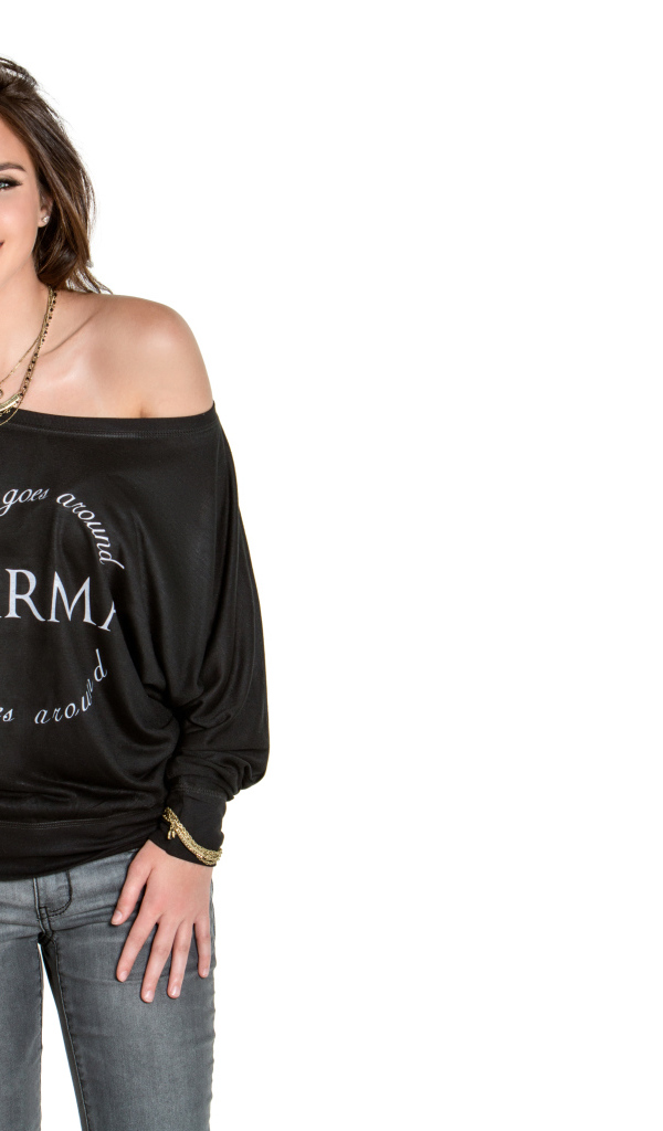 Улыбающаяся актриса Райан Ньюман на белом фоне