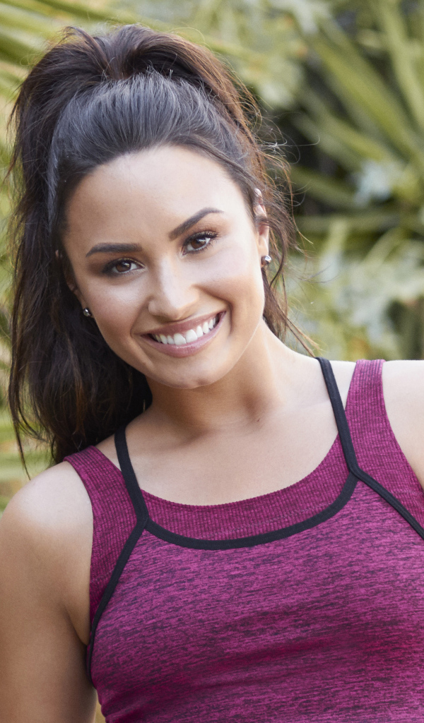 Улыбающаяся красивая актриса Деми Ловато