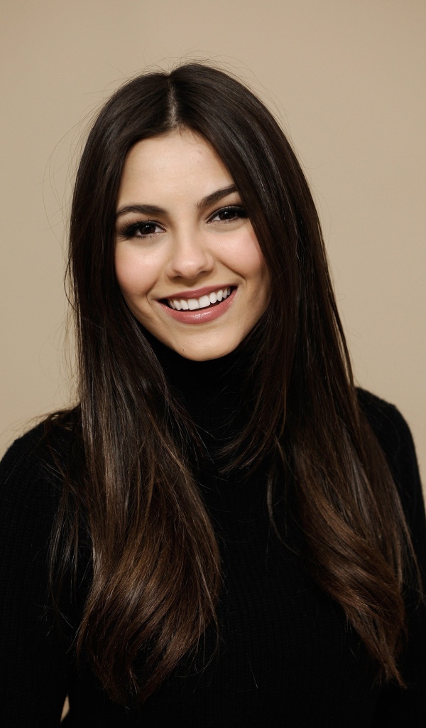 Улыбающаяся красивая актриса Виктория Джастис