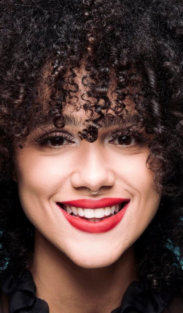 Улыбающаяся яркая девушка, актриса Натали Эммануэль