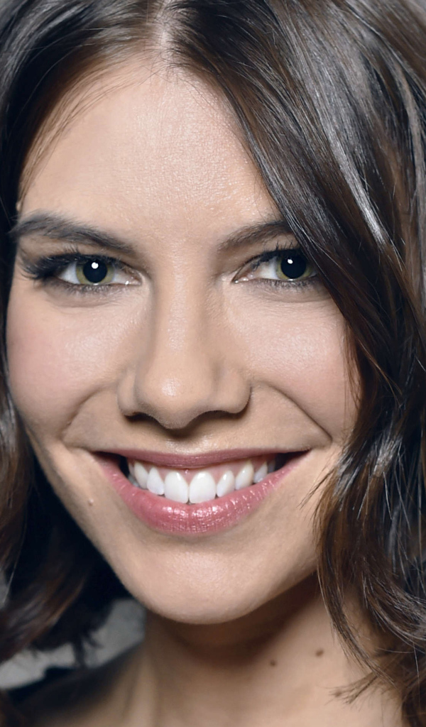 Улыбающаяся девушка, американская актриса Лорен Коэн