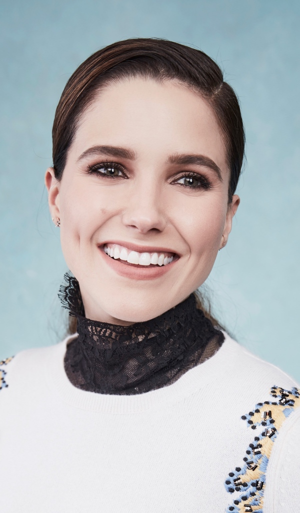 Улыбающаяся девушка актриса София Буш