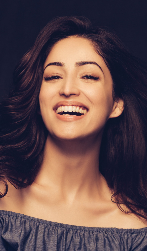 Улыбающаяся индийская актриса Ями Гаутам