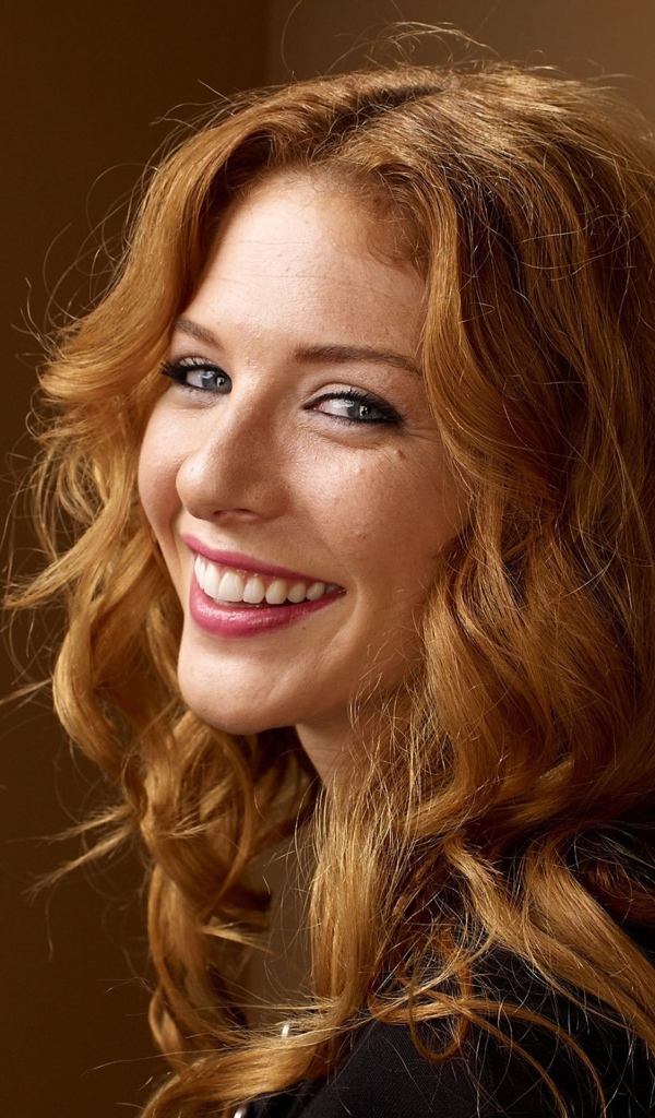 Улыбающаяся рыжеволосая девушка Рейчел Лефевр