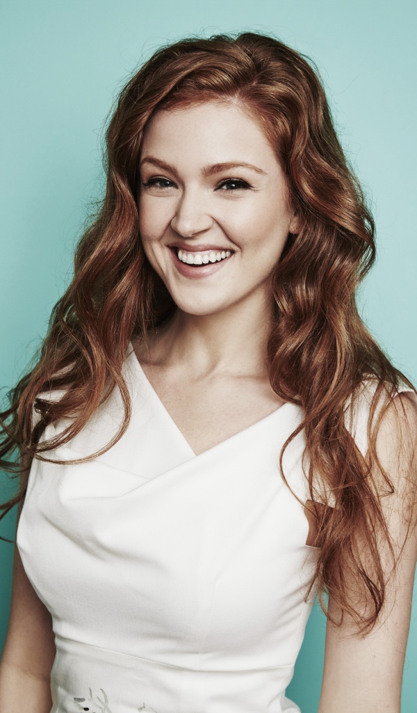 Улыбающаяся молодая актриса Магги Джха