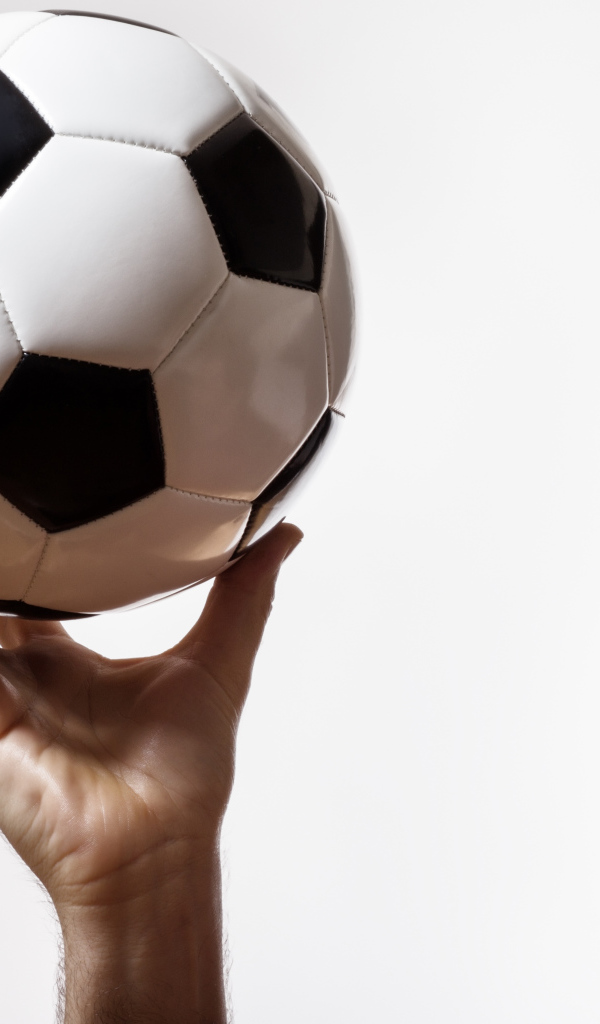 Футбольный мяч в руке на белом фоне