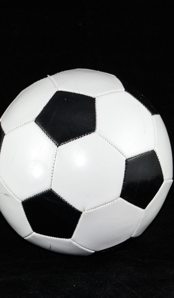 Футбольный мяч на черном фоне