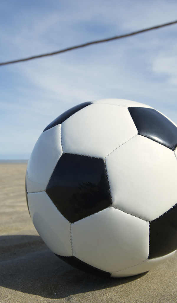 Футбольный мяч на песке на пляже