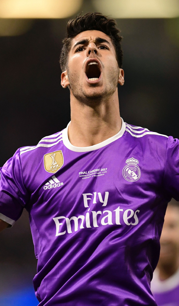 Испанский футболист Марко Асенсио кричит на поле