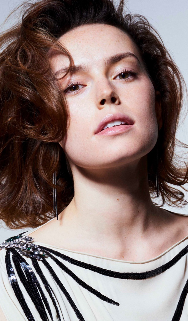 Эффектная молодая актриса Дэйзи Ридли