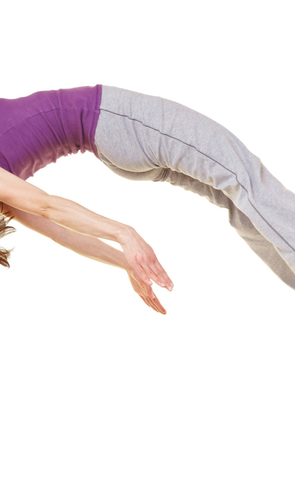 Спортивная девушка в невесомости на белом фоне