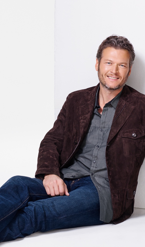 Стильный актер Блейк Шелтон на сером фоне